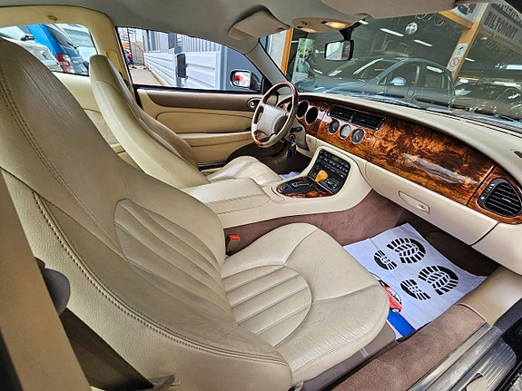 Jaguar XK 8 of 13