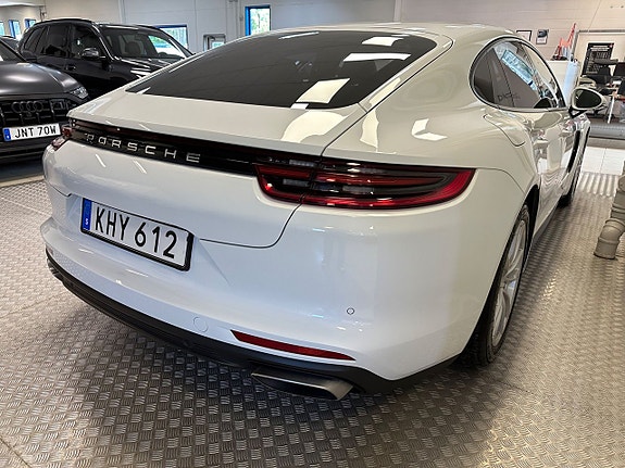 Porsche Panamera 4 4 of 5