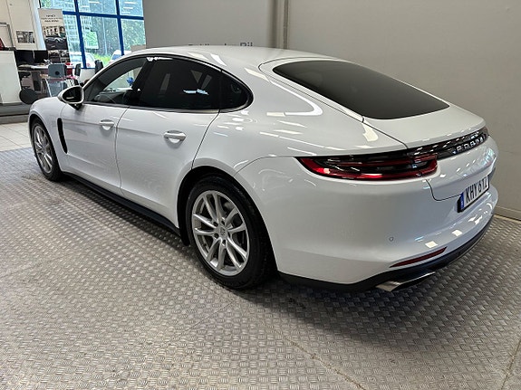 Porsche Panamera 4 3 of 5