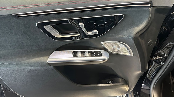 Mercedes-Benz EQE43 SUV 15 of 17