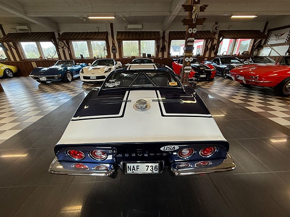 Chevrolet Corvette 16 of 29