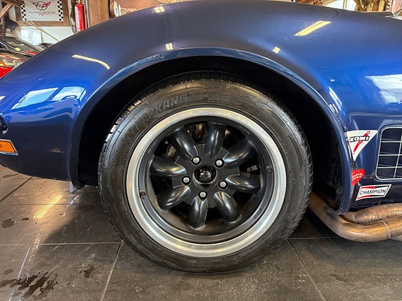 Chevrolet Corvette 23 of 29