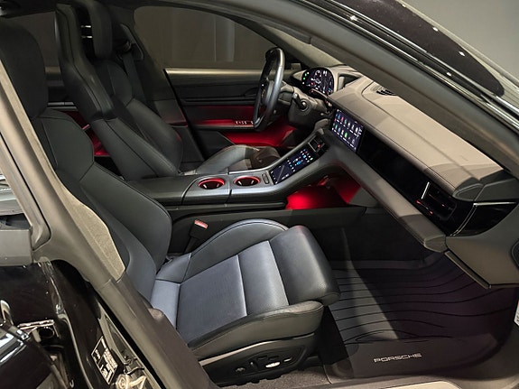 Porsche Taycan Turbo 14 of 23