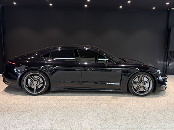 Porsche Taycan Turbo 4 of 5