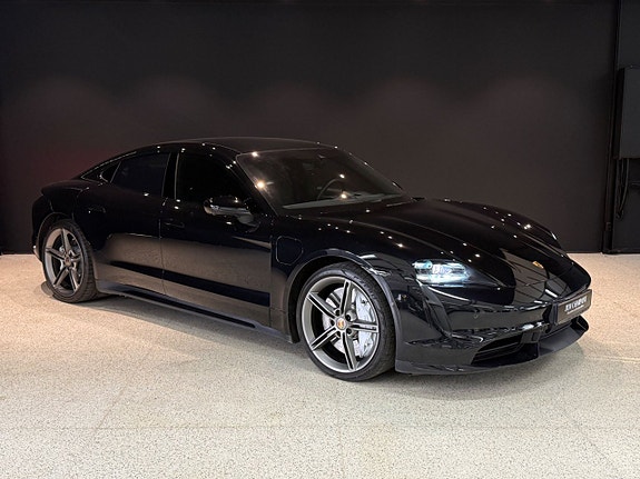 Porsche Taycan Turbo 3 of 5