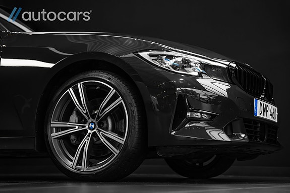 BMW 330i 11 of 30