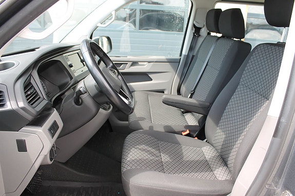 Volkswagen Caravelle 5 of 5