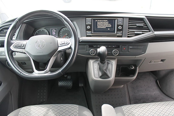 Volkswagen Caravelle 9 of 9