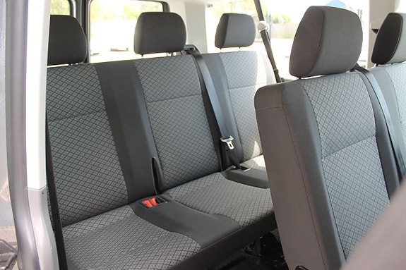 Volkswagen Caravelle 8 of 9