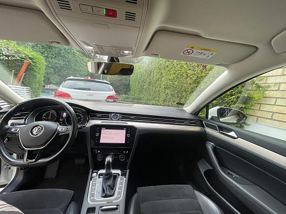 Volkswagen Passat 13 of 21