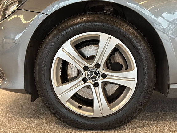 Mercedes-Benz E220 9 of 16