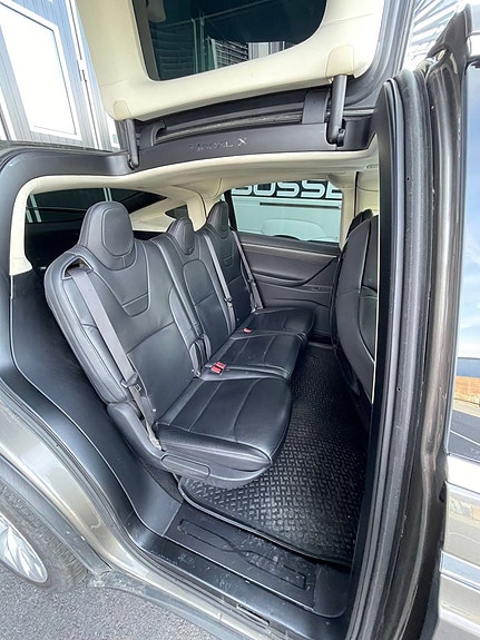 Tesla Model X 11 of 13