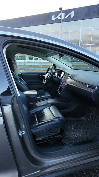 Tesla Model X 9 of 13