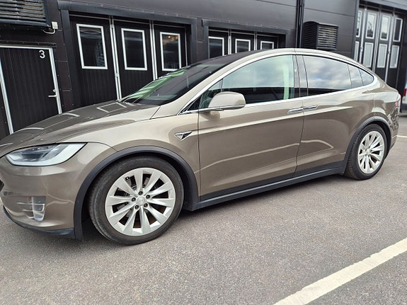 Tesla Model X 4 of 5