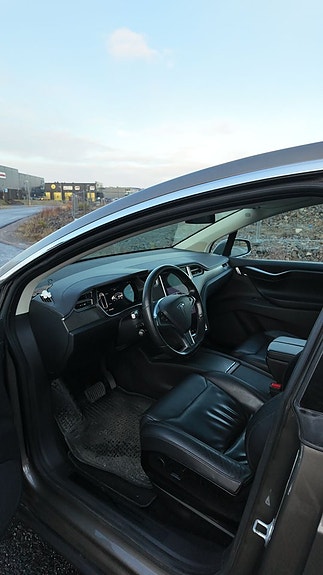 Tesla Model X 8 of 13