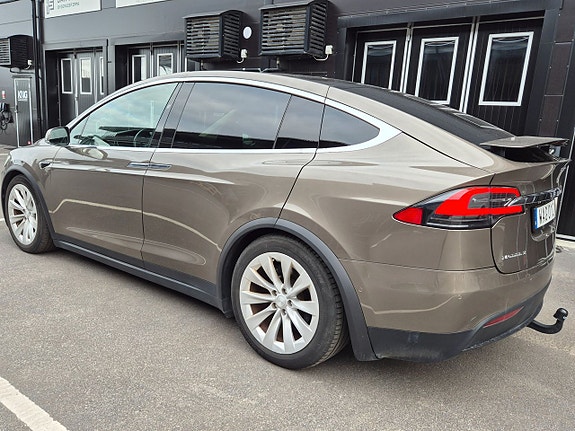 Tesla Model X 3 of 5