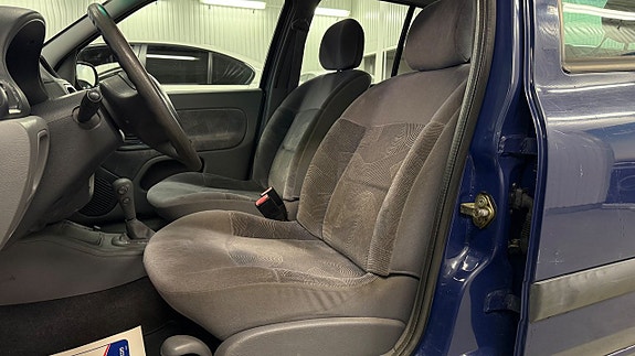 Renault Clio 9 of 17
