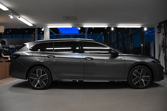 Volkswagen Passat 9 of 30