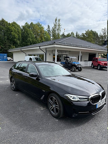 BMW 530e 3 of 5