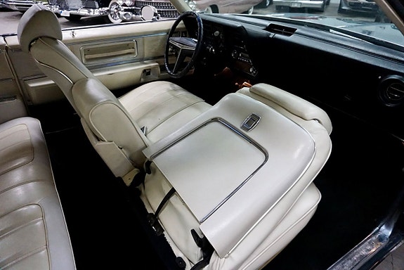 Oldsmobile Toronado 17 of 23
