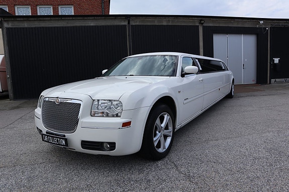 Chrysler 300C 2 of 23