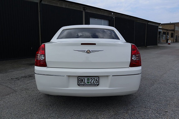 Chrysler 300C 8 of 23