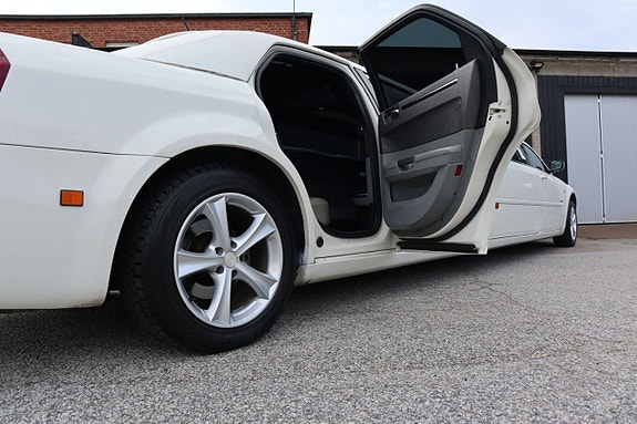 Chrysler 300C 23 of 23