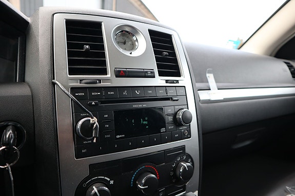 Chrysler 300C 13 of 23