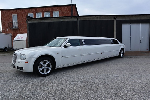 Chrysler 300C 3 of 23