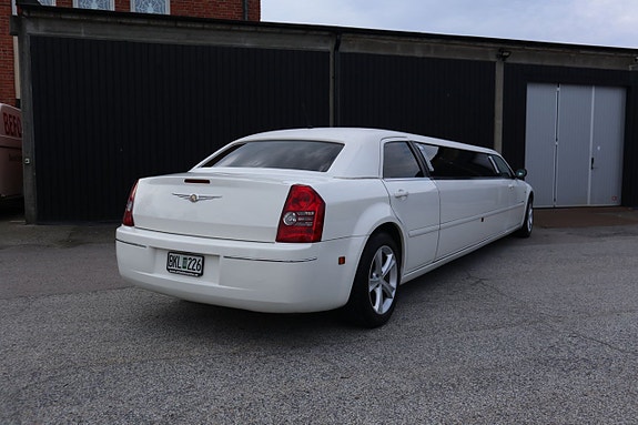Chrysler 300C 5 of 23