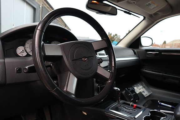 Chrysler 300C 11 of 23