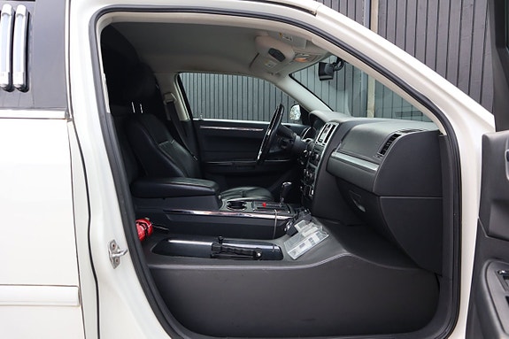 Chrysler 300C 16 of 23