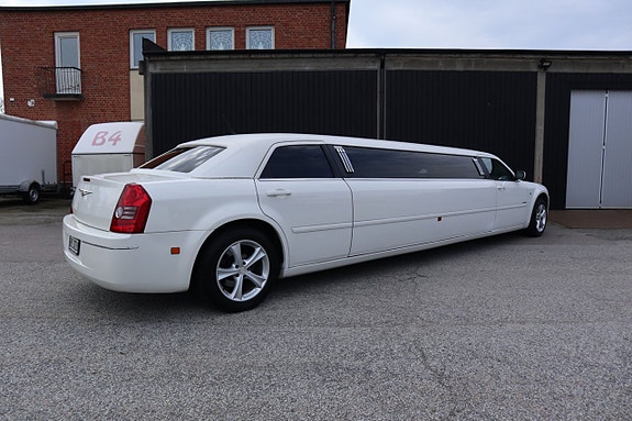 Chrysler 300C 7 of 23