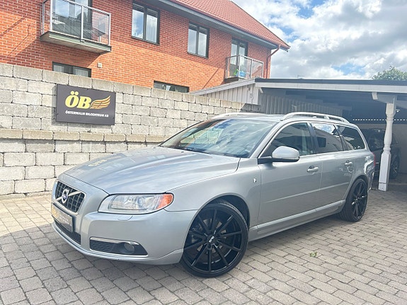 Volvo V70 2 of 26