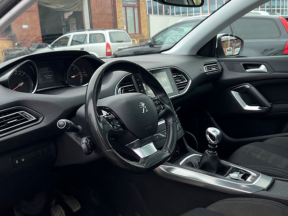 Peugeot 308 8 of 18