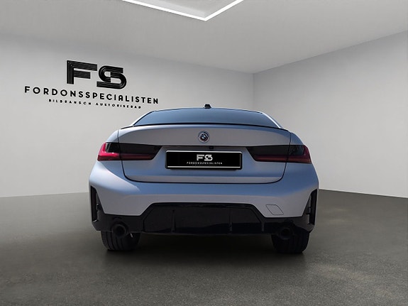 BMW 330e 4 of 5