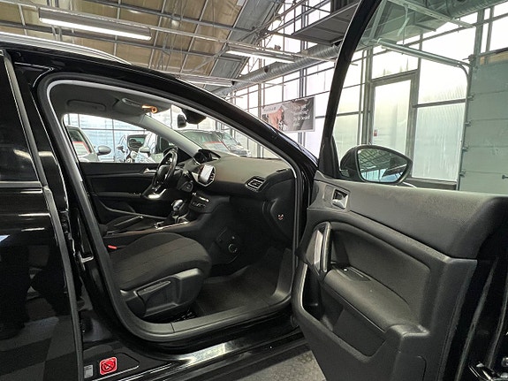 Peugeot 308 SW 11 of 16