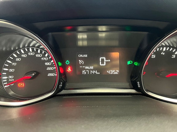 Peugeot 308 SW 13 of 16