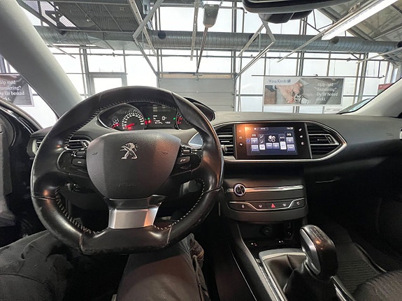 Peugeot 308 SW 14 of 16