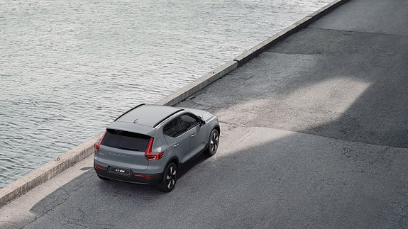 Volvo EX40 8 of 17