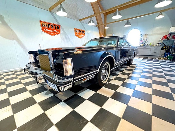 Lincoln Continental 3 of 5