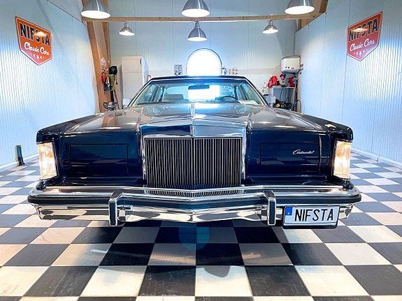 Lincoln Continental 4 of 5