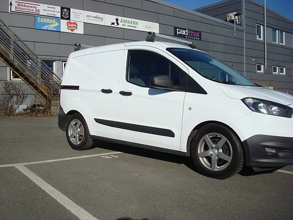 Ford Transit Courier 4 of 5