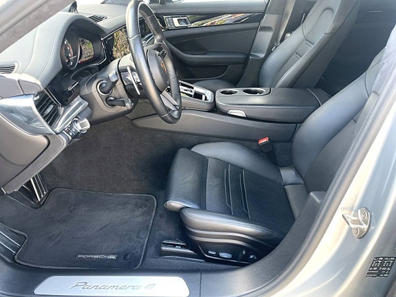 Porsche Panamera 4 3 of 5