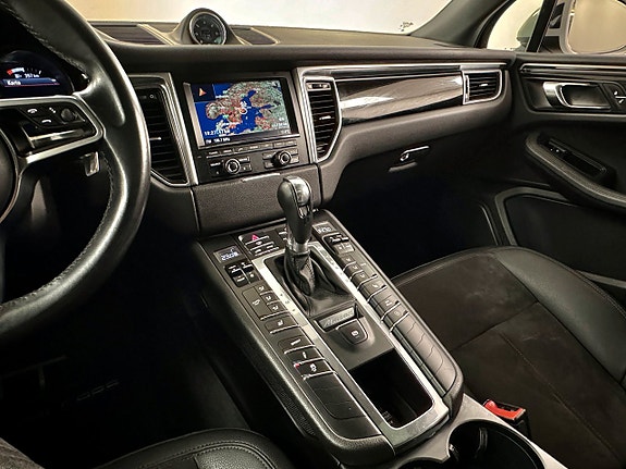 Porsche Macan S 5 of 16