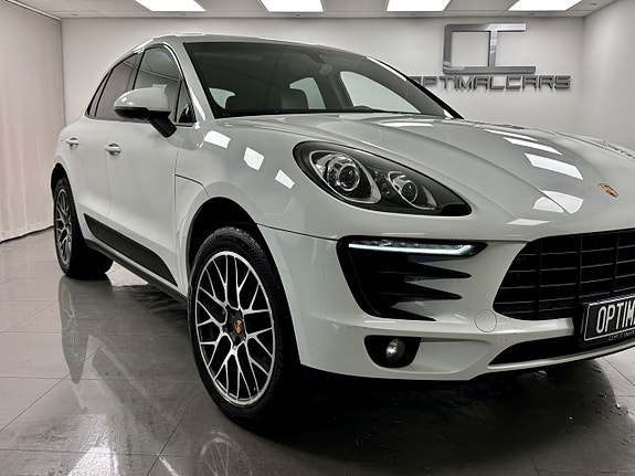 Porsche Macan S 2 of 16