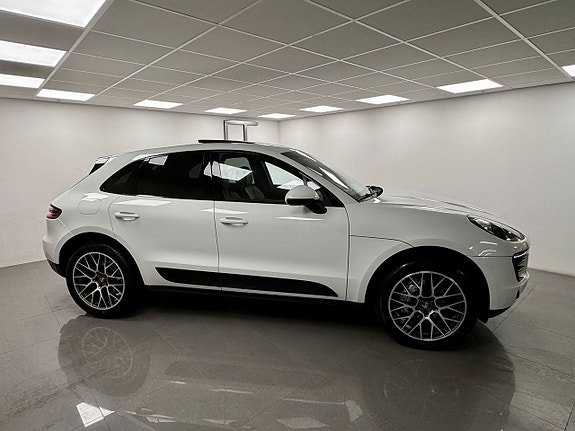 Porsche Macan S 7 of 16