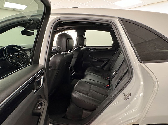Porsche Macan S 16 of 16