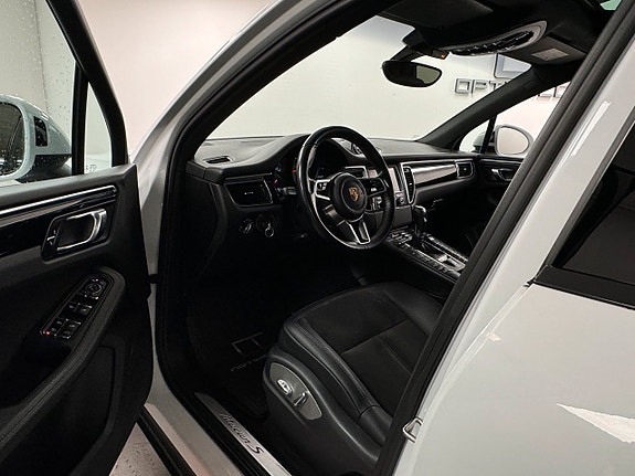 Porsche Macan S 3 of 16