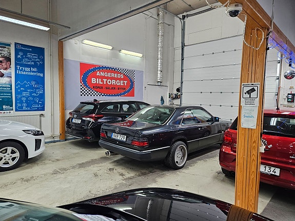 Mercedes-Benz E300 7 of 12